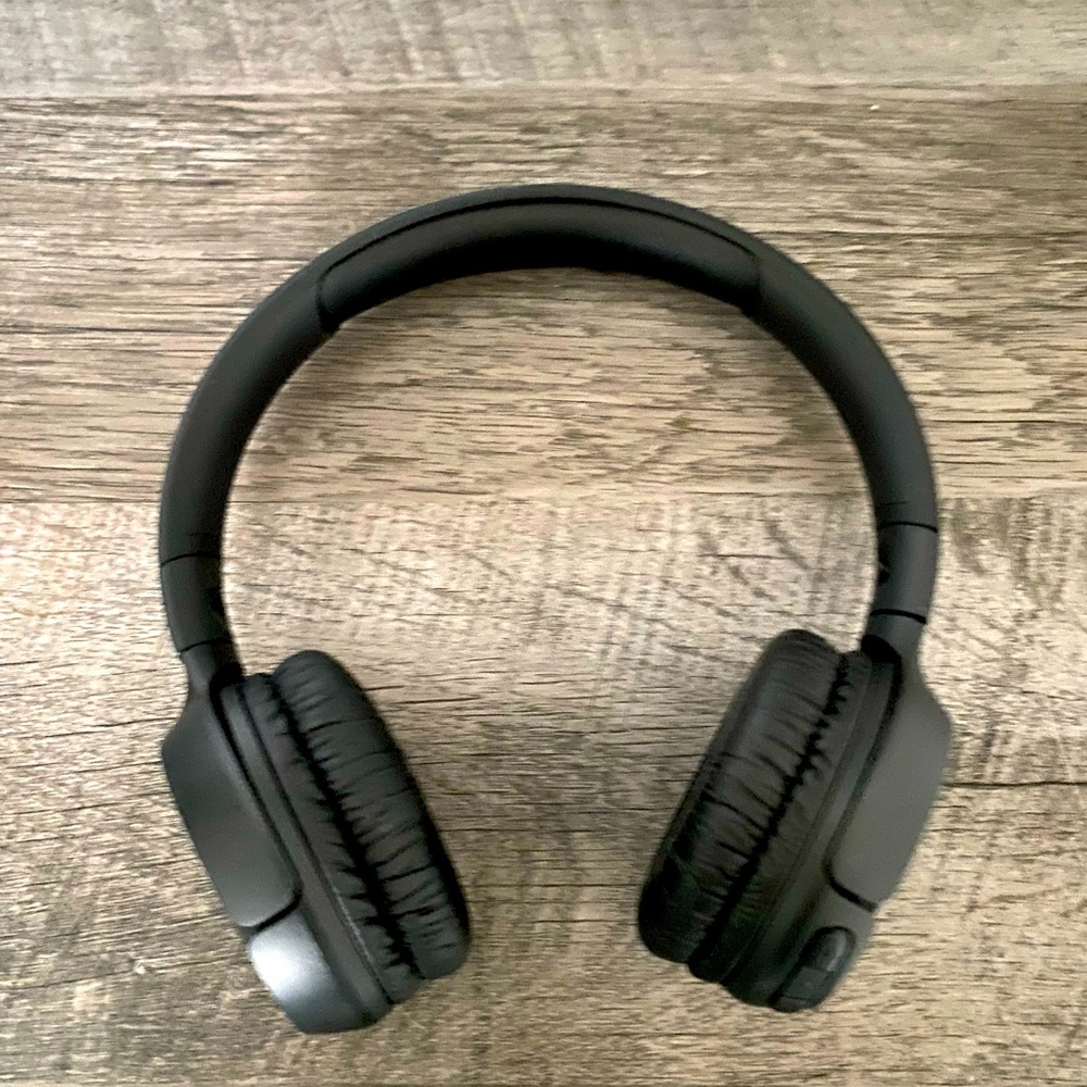 I am selling these new only used 3 times black jbl headphones for 50$